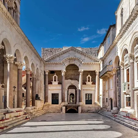 Luxury Centre & Apartment